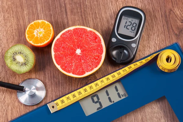 Elektroniska badrumsvåg och Glukometer med resultatet av mätningen, centimeter, stetoskop och hälsosam mat, hälsosam livsstil, diabetes och bantning koncept — Stockfoto