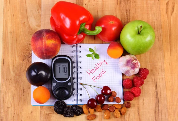 Gyümölcsök és zöldségek glükométer és a jegyzetfüzet-feljegyzések, egészséges élelmiszer, cukorbetegség — Stock Fotó