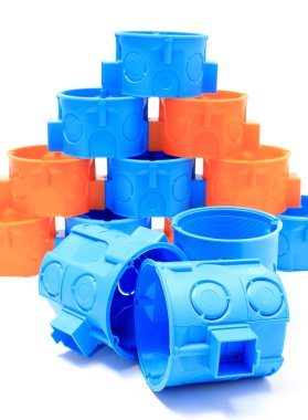 Beyaz zemin üzerine mavi ve turuncu elektrik kutuları