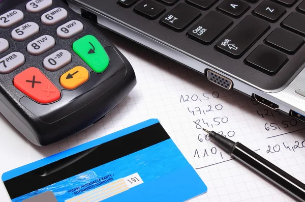 Fizetési terminál contactless hitelkártya, laptop és pénzügyi számítások — Stock Fotó