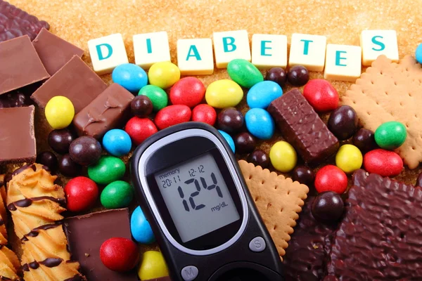 Glucometer, dulces y azúcar morena de caña con la palabra diabetes, alimentos poco saludables —  Fotos de Stock