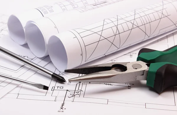 Rollen van schema's en werk tools op elektrische bouw tekening van huis — Stockfoto