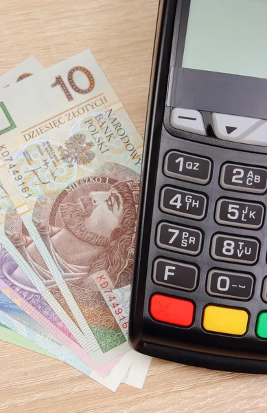 Terminal de pagamento com moeda polonesa, máquina de cartão de crédito na mesa, conceito de finanças — Fotografia de Stock