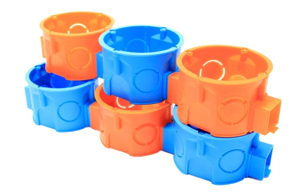 Montón de cajas eléctricas naranja y azul. Fondo blanco — Foto de Stock