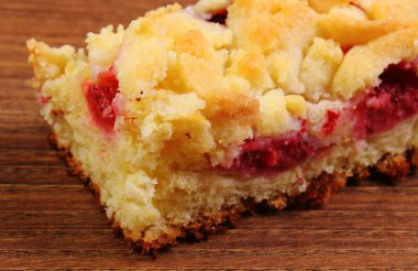 Taze pişmiş Maya kek çilek ahşap tablo