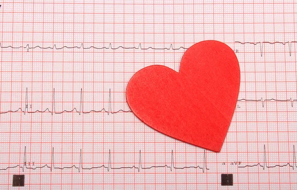 Elektrokardiogram wykres raportu i serce kształt — Zdjęcie stockowe