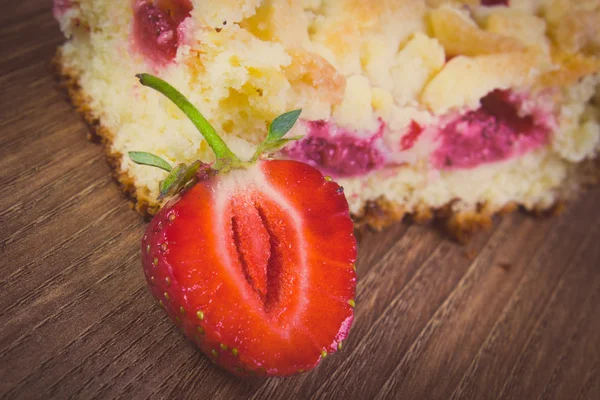 老式的照片，新鲜烤酵母蛋糕草莓木制的桌子上 — 图库照片