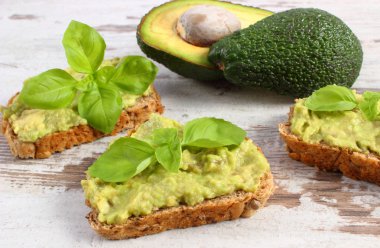 Taze avokado, sağlıklı gıda ve beslenme hamur ile sandviç