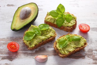 Taze avokado ve malzemeler, sağlıklı gıda ve beslenme hamur sandviçle