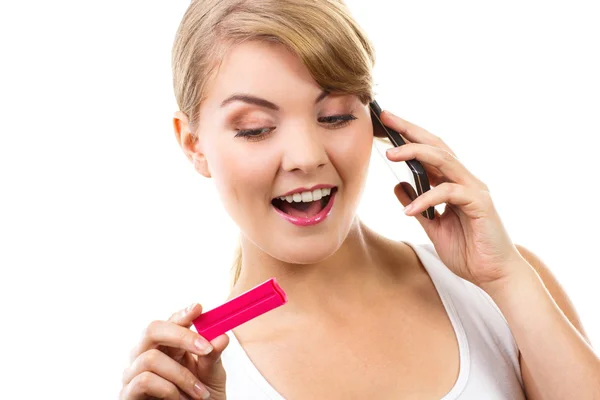 Mulher feliz com telefone informando alguém sobre teste de gravidez positivo — Fotografia de Stock