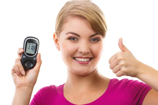 Woman holding glucometer and showing thumbs up, checking and measuring sugar level, concept of diabetes — Stockfoto