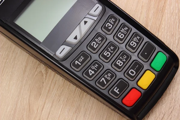 Terminal de pago, máquina de tarjeta de crédito en el escritorio, concepto de finanzas — Foto de Stock