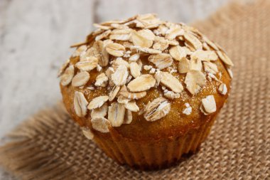 Taze muffin yulaf ezmesi ile kepekli un ile pişmiş lezzetli sağlıklı tatlı