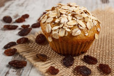 Kepekli un ve kuru üzüm, lezzetli sağlıklı tatlı taze muffin yulaf ezmesi ile pişmiş