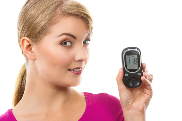 Mujer feliz sosteniendo glucosímetro, comprobando y midiendo el nivel de azúcar, concepto de diabetes —  Fotos de Stock