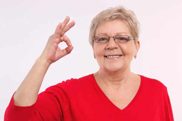 Feliz sonrisa anciana mostrando signo ok, emociones positivas en la vejez — Foto de Stock