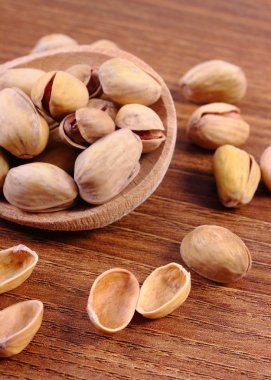 Ahşap masa, sağlıklı kaşık ile fıstık fındık yemek