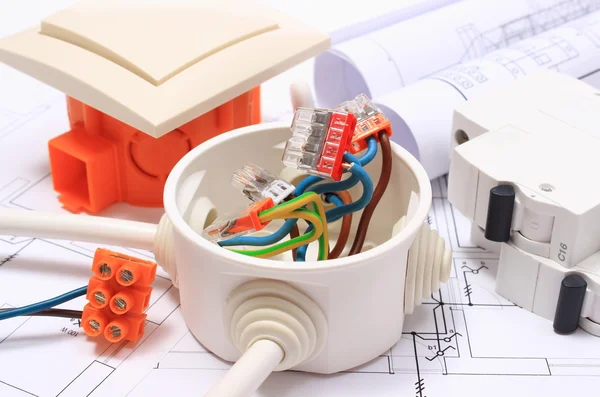 Komponenty do instalacji elektrycznych i budowlanych diagramów — Zdjęcie stockowe