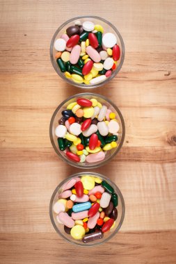 Yığın renkli tıbbi hap ve kapsül, sağlık kavramı