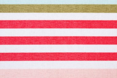 Arka plan olarak renkli çizgili masa örtüsü