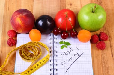 Meyve, sebze ve santimetre ile defter, zayıflama ve sağlıklı gıda