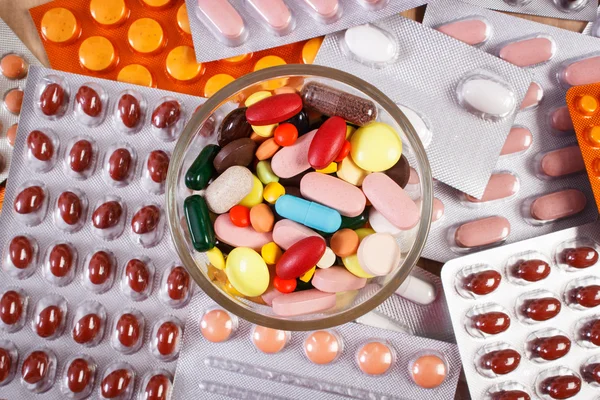 Mucchio di pillole mediche colorate e capsule, concetto di assistenza sanitaria — Foto Stock