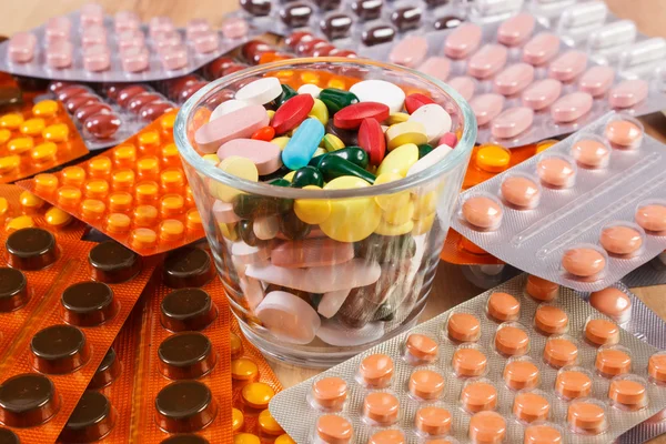 Hoop van kleurrijke medische pillen en capsules, gezondheidszorg concept — Stockfoto