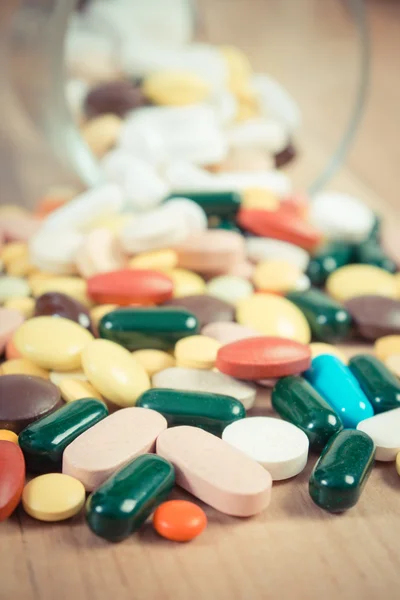 Jahrgangsfoto, Haufen bunter medizinischer Pillen und Kapseln, Gesundheitskonzept — Stockfoto
