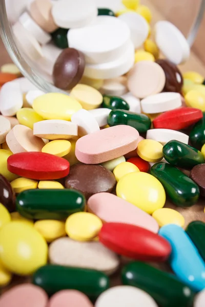Tas de pilules et capsules médicales colorées, concept de soins de santé — Photo