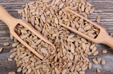 Ahşap zemin üzerine kaşıkla ayçiçeği tohumu