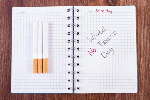 Cigarros, mundo nenhum dia tabaco escrito em caderno — Fotografia de Stock