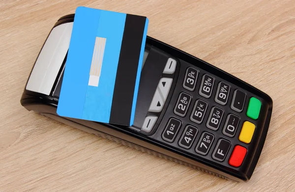 Платежный терминал с бесконтактной кредитной картой на столе, финансовая концепция — стоковое фото