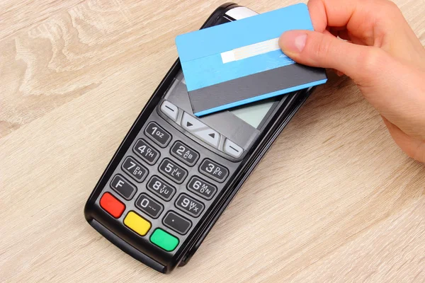 Mano de la mujer que paga con tarjeta de crédito sin contacto con la tecnología NFC, concepto de finanzas —  Fotos de Stock