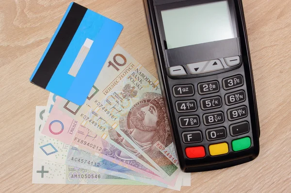 Platební terminál s kreditní kartou a polské peníze na stole, finanční koncept — Stock fotografie