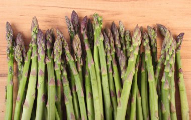 Ahşap yüzey, sağlıklı yeme üzerine yeşil kuşkonmaz