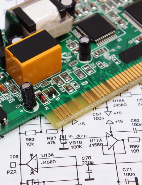 Kretskortet liggande på diagrammet av elektronik, teknik — Stockfoto