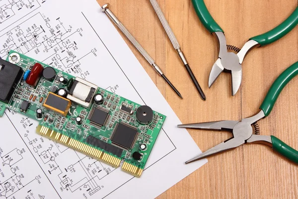 Placa de circuito impreso. herramientas de precisión y diagrama de electrónica, tecnología — Foto de Stock