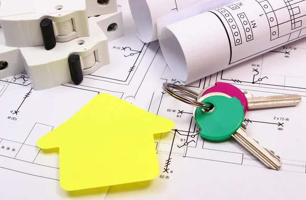 Casa de papel amarillo, llaves, fusible eléctrico y dibujo de construcción — Foto de Stock