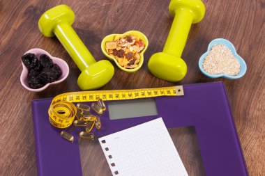 Mezura, tablet, halter, müsli, zayıflama kavramı ile dijital ölçek