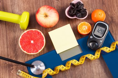 Elektronik banyo Baskülü ve Şeker Ölçüm sonucu ölçüm, sağlıklı yiyecek ve halter, sağlıklı yaşam, diyabet ve zayıflama kavramı ile