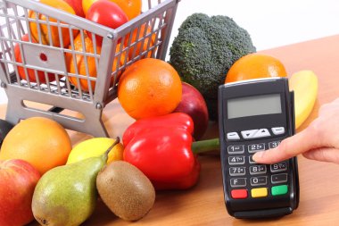 Ödeme terminal kullanarak, meyve ve sebze, alışveriş için ödeme Nakitsiz kişisel kimlik numarasını girin