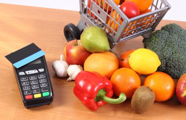 Terminal temassız kredi kartı, meyve ve sebze, alışveriş için ödeme Nakitsiz ödeme