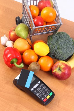 Terminal temassız kredi kartı, meyve ve sebze, alışveriş için ödeme Nakitsiz ödeme