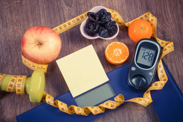 Elektroniska badrumsvåg och Glukometer med resultatet av mätningen, hälsosam mat och hantlar, hälsosam livsstil, diabetes och bantning koncept — Stockfoto