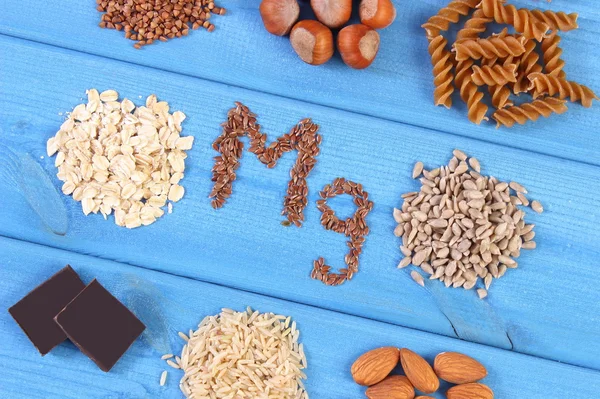 Doğal maddeler ve magnezyum ve diyet lifi, sağlıklı beslenme içeren ürünler