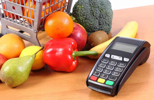 Платіжний термінал з фруктами та овочами, безготівкова оплата за покупки, концепція фінансування — стокове фото