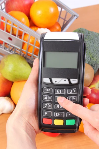 Utilizar terminal de pago, frutas y verduras, pagar sin efectivo por las compras, introducir el número de identificación personal — Foto de Stock