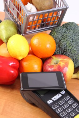 Ödeme terminal ve Nfc teknolojisi, meyve ve sebze, alışveriş için ödeme Nakitsiz ile cep telefonu