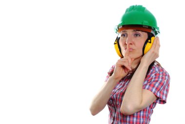 Koruyucu kask ve kulaklıklar giyen kadın