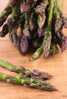 Ahşap yüzey, sağlıklı yeme üzerine yeşil kuşkonmaz